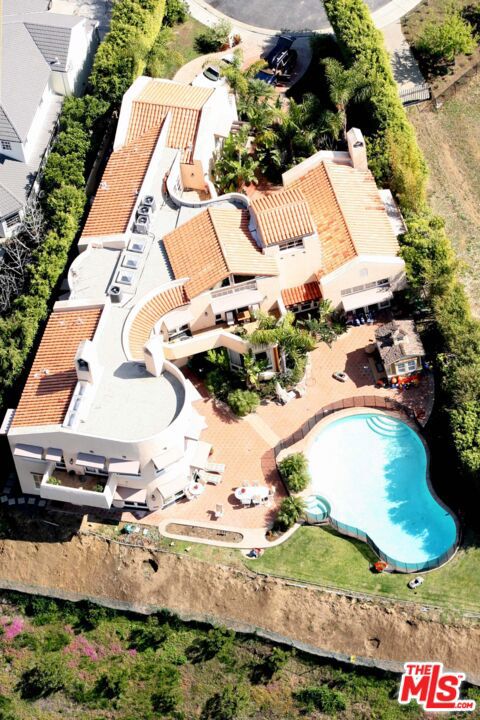 1475 Via Cresta, Pacific Palisades CA: https://media.crmls.org/mediaz/24cc417c-2a80-461e-a756-77dda3c3c3ec.jpg