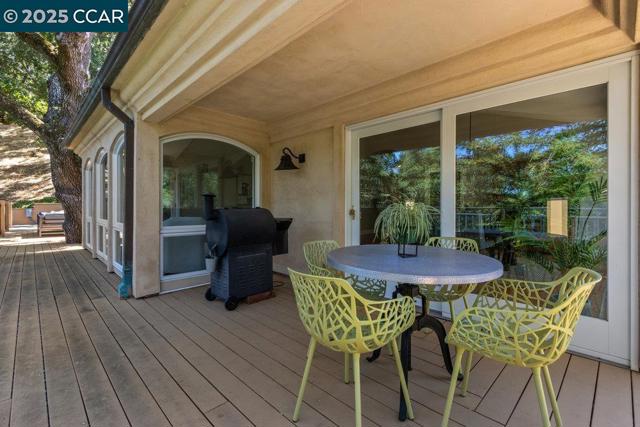 3949 Canyon Rd, Lafayette CA: https://media.crmls.org/mediaz/24ce4fa1-5a70-4978-bbfc-622578e2c897.jpg