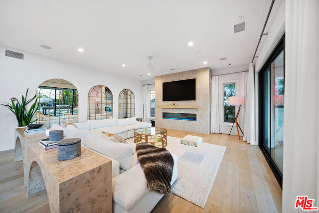 20216 W Albion Way, Porter Ranch CA: https://media.crmls.org/mediaz/24cee7f2-8364-48cc-8060-8a3fe24d3741.jpg