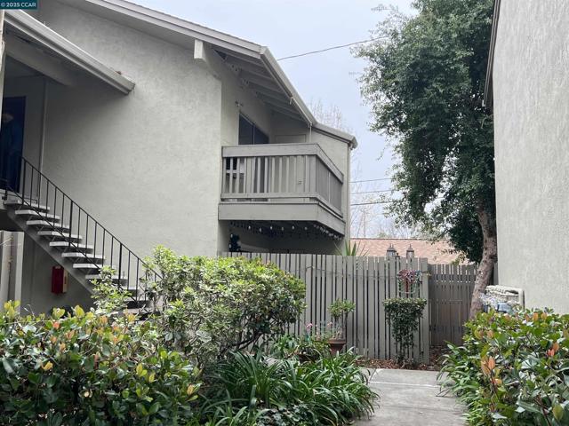 2562 Walnut Blvd, Walnut Creek CA: https://media.crmls.org/mediaz/24cf9c8d-0985-4c4f-8f21-e1c55730455b.jpg