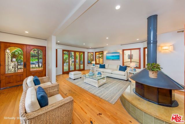 10734 Lindbrook Drive, Los Angeles CA: https://media.crmls.org/mediaz/24cfda65-152c-4e3d-a582-389b0708bff0.jpg