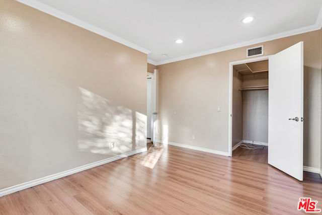 8333 Topeka Drive, Northridge CA: https://media.crmls.org/mediaz/24d2ddf5-f5a2-4c9c-a470-0406bbaf5484.jpg