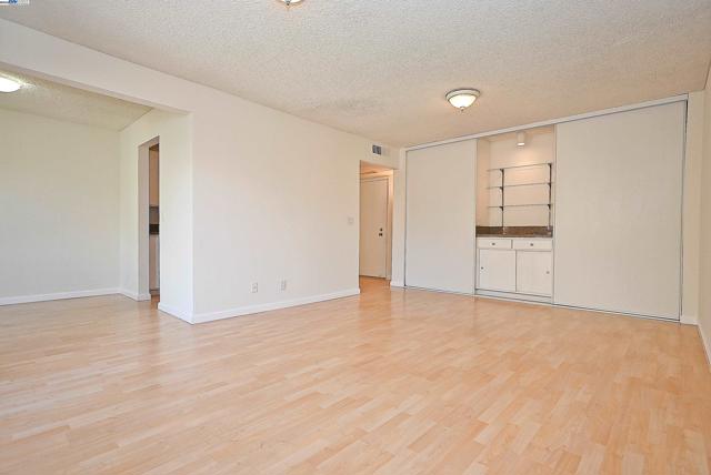 320 N Civic Dr, Walnut Creek CA: https://media.crmls.org/mediaz/24d3908e-5bab-4647-bd48-ae34baec8e2b.jpg