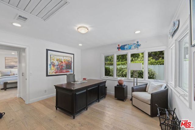 207 10th Street, Santa Monica CA: https://media.crmls.org/mediaz/24d41d1e-b308-4582-b0de-43031bea2b1e.jpg