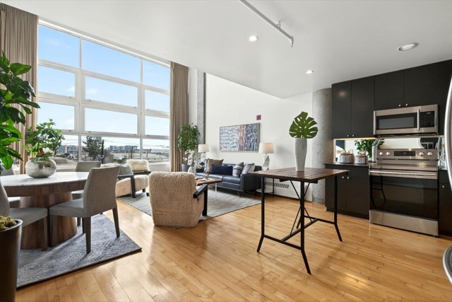 311 Oak St, Oakland CA: https://media.crmls.org/mediaz/24d45213-005e-4932-88da-84bf4c6cc6b2.jpg