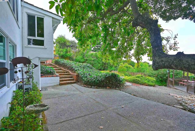1380 E Juana Ave, San Leandro CA: https://media.crmls.org/mediaz/24d46443-eaf4-4861-a802-8eac3039a305.jpg