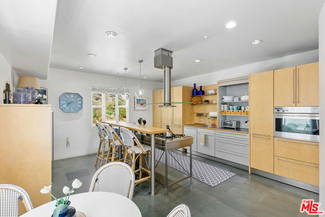 1341 Palisades Beach Road, Santa Monica CA: https://media.crmls.org/mediaz/24d54c7f-173d-4345-ae7d-c206514a0bb6.jpg