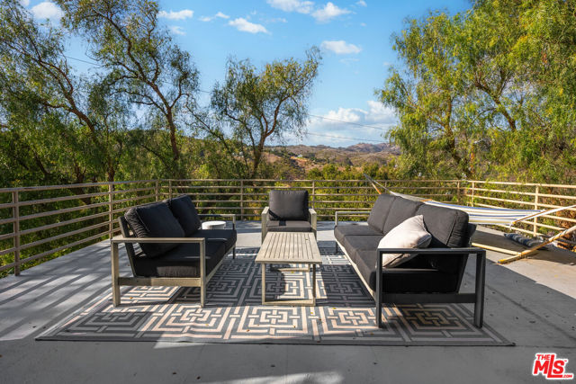 4350 Hillview Drive, Malibu CA: https://media.crmls.org/mediaz/24d56a32-0892-4efc-beb9-6a6847b7e8be.jpg