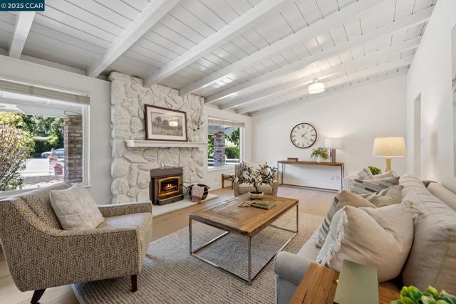 12 La Sonoma Ct, Alamo CA: https://media.crmls.org/mediaz/24d765f4-28ca-49cf-addb-7ed23dc94823.jpg