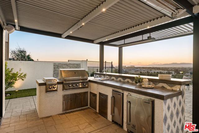 6592 Kentwood Bluffs Drive, Los Angeles CA: https://media.crmls.org/mediaz/24d7d403-77d7-4e57-a9a8-c57c8c2208e3.jpg