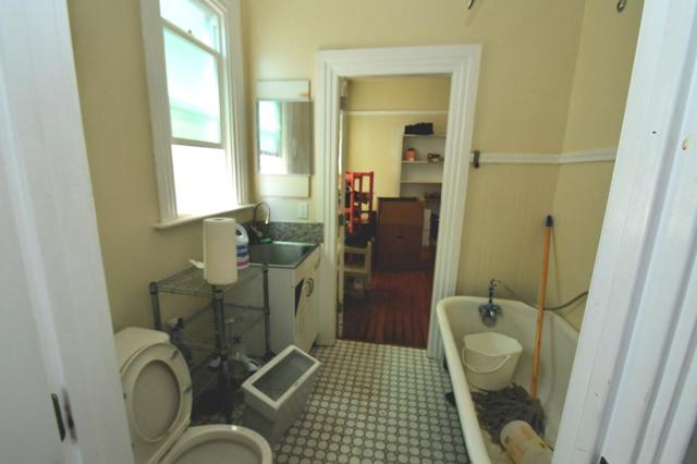 3306 Market Street, Emeryville CA: https://media.crmls.org/mediaz/24d87174-c539-4b80-8a13-cd006a09c709.jpg