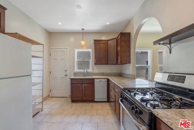 458 N Genesee Avenue, Los Angeles CA: https://media.crmls.org/mediaz/24d8f760-1bb9-4325-b408-cb075491a44f.jpg