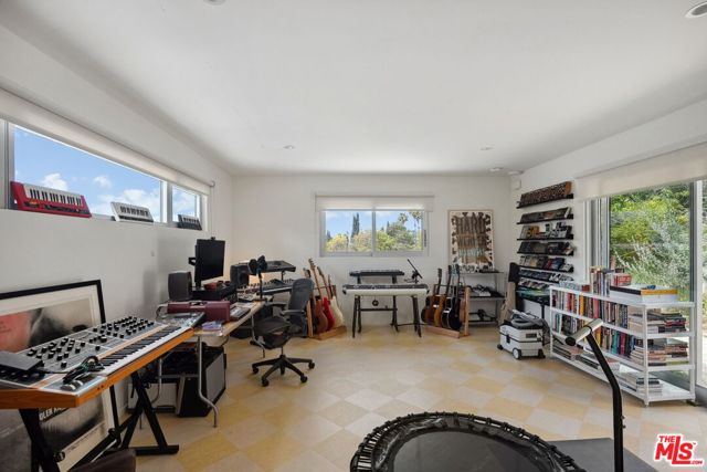 11513 Dona Cecilia Drive, Studio City CA: https://media.crmls.org/mediaz/24d8f885-7575-4332-8dbf-e106b3bbd698.jpg