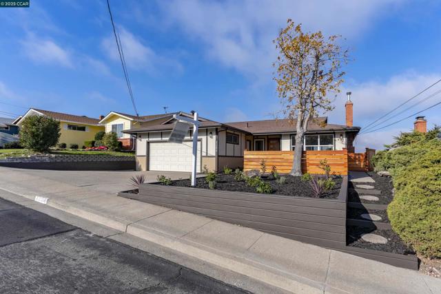 1264 Belfair Dr, Pinole CA: https://media.crmls.org/mediaz/24d97b6f-63f9-4ae5-bc05-bfdccb9d0520.jpg