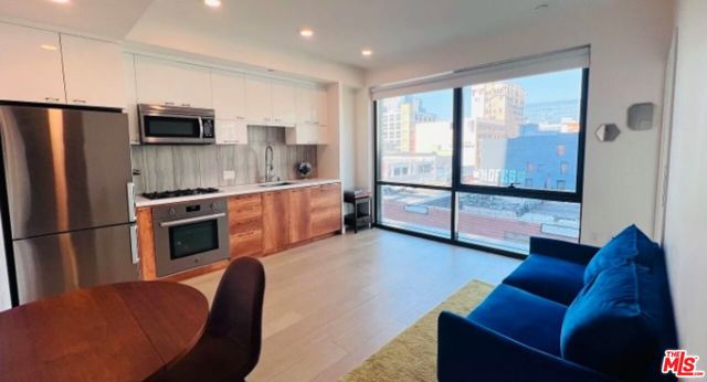 400 S Broadway, Los Angeles CA: https://media.crmls.org/mediaz/24da702c-2b26-4b46-8676-c28471f3987d.jpg