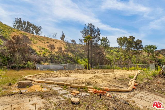 1228 Las Lomas Place, Pacific Palisades CA: https://media.crmls.org/mediaz/24dadd62-7809-42ee-84c1-52e470b8780e.jpg