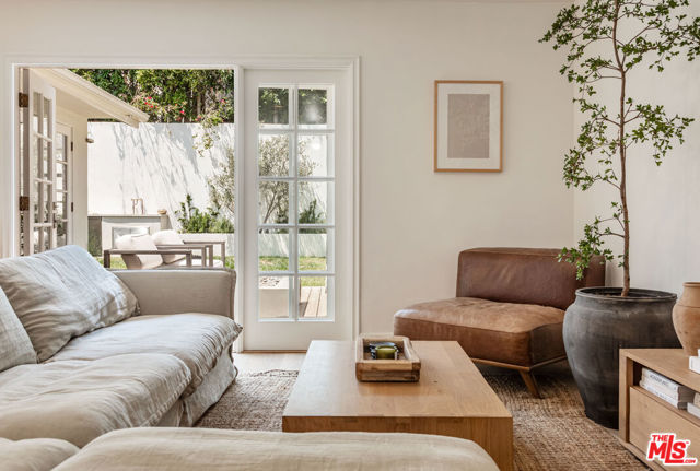 13035 Rose Avenue, Los Angeles CA: https://media.crmls.org/mediaz/24db6624-1278-4d8b-8ad2-f2b8d1ef08e3.jpg