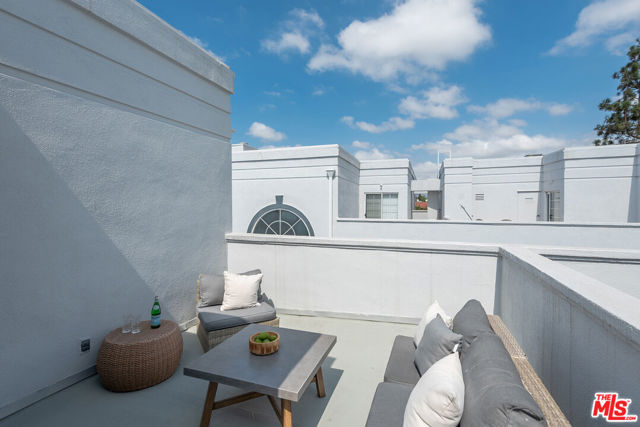 3949 Bentley Avenue, Culver City CA: https://media.crmls.org/mediaz/24db8080-a37d-4725-8c1d-211ab78679a2.jpg