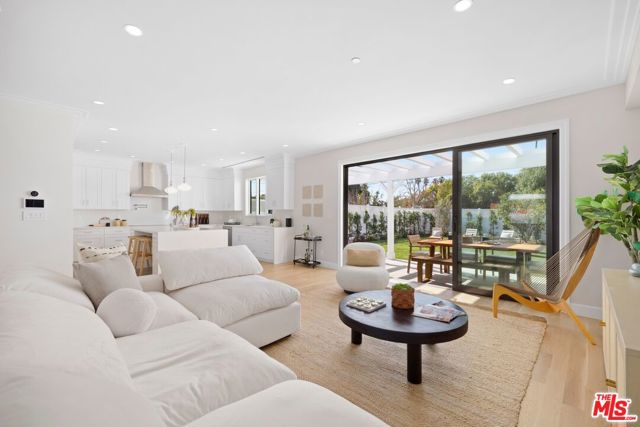 633 N Formosa Avenue, Los Angeles CA: https://media.crmls.org/mediaz/24dc59a0-bf2a-42eb-b379-9a9ee91720fa.jpg