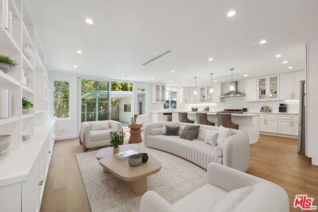 5114 Cedros Avenue, Sherman Oaks CA: https://media.crmls.org/mediaz/24dccd74-21a3-4024-a27a-5151ac20d51e.jpg