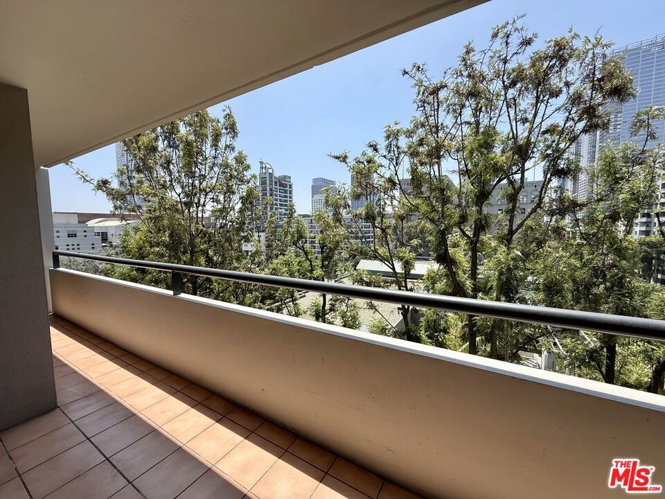 https://media.crmls.org/mediaz/24dcfe7d-1027-4488-b198-c4e8f85ccb67.jpg?preset=X-Large