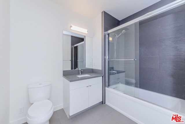 105 S Mariposa Avenue, Los Angeles CA: https://media.crmls.org/mediaz/24dd1aa5-7974-4422-8649-5b78a7695ef1.jpg