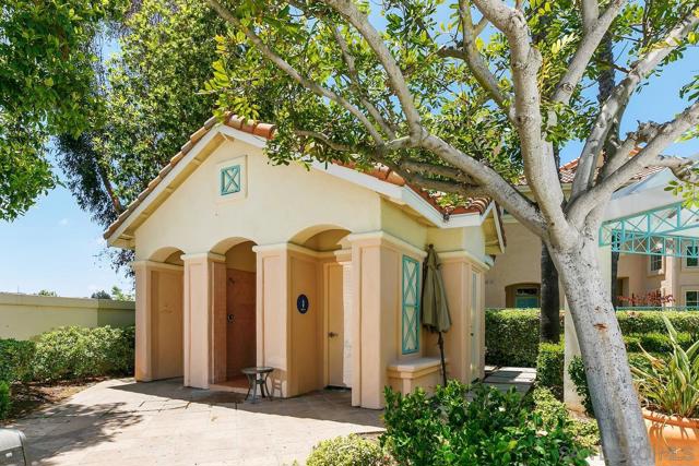 12646 Springbrook Dr, San Diego CA: https://media.crmls.org/mediaz/24dd3708-0cc7-4903-90f7-ebc19e72746b.jpg