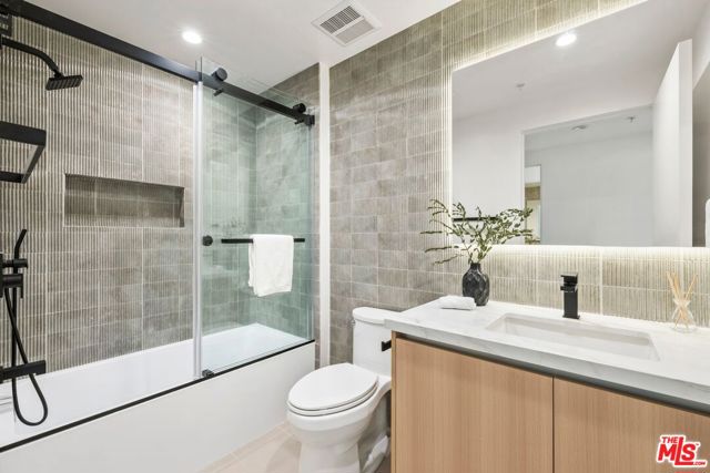 1414 1/2 S Beverly Dr, Los Angeles CA: https://media.crmls.org/mediaz/24dede42-3195-4df4-90a9-5a77e13db53d.jpg