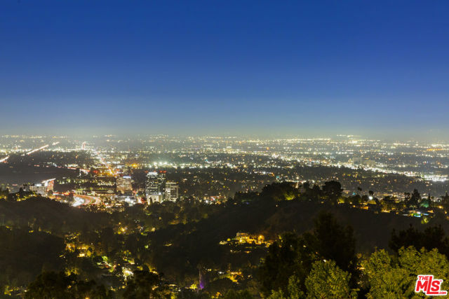 15401 Mulholland Drive, Los Angeles CA: https://media.crmls.org/mediaz/24df108f-0b10-4270-9cd1-149d0b23cb17.jpg