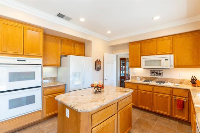 2059 Avocado Knoll Lane, Fallbrook CA: https://media.crmls.org/mediaz/24df2275-8b95-4458-ab08-1d383bf09a10.jpg
