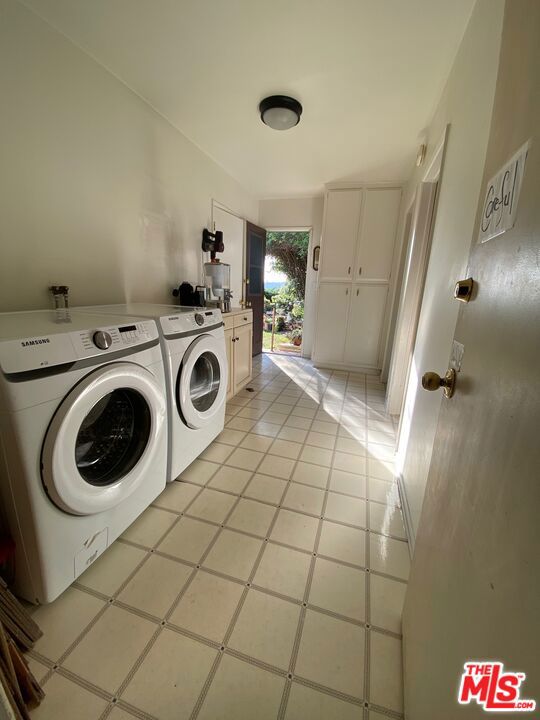 16840 Oak View Drive, Encino CA: https://media.crmls.org/mediaz/24dfb447-20bd-4b87-9176-7356515c61df.jpg