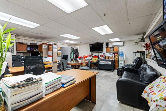 Image 24 of 52 For 1114 Howard Street