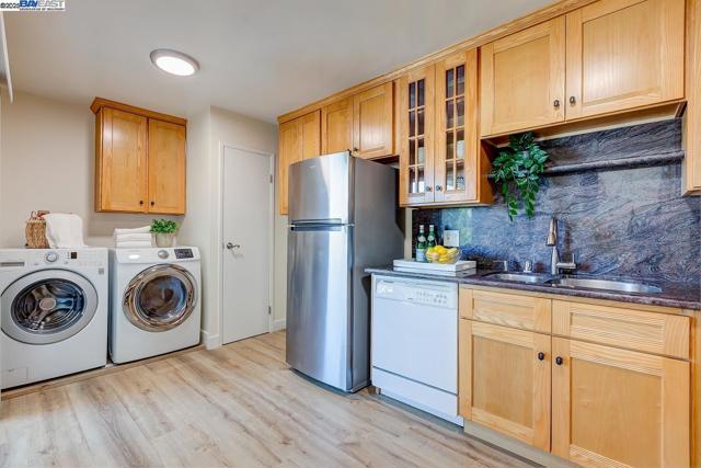 1001 Shoreline Dr, Alameda CA: https://media.crmls.org/mediaz/24e1c55c-919d-4f1d-bec9-287f8037dcc2.jpg