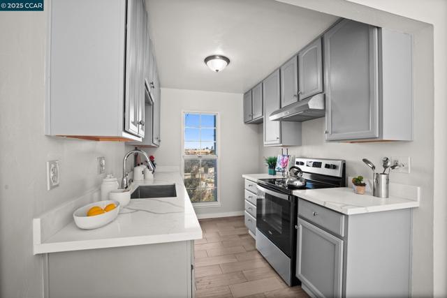 989 Parkside Dr, Richmond CA: https://media.crmls.org/mediaz/24e22986-1c92-4e39-96c2-8885f852233f.jpg