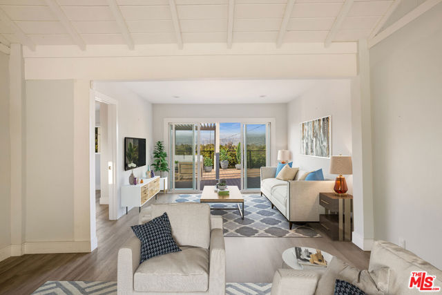 11775 Laurelwood Drive, Studio City CA: https://media.crmls.org/mediaz/24e25088-d7a8-42c1-a3ff-0b38444cd846.jpg