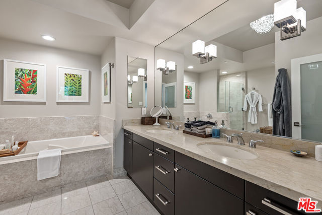 13600 Marina Pointe Drive, Marina del Rey CA: https://media.crmls.org/mediaz/24e4d07c-3ea1-4677-a82c-62ef059bfbbe.jpg