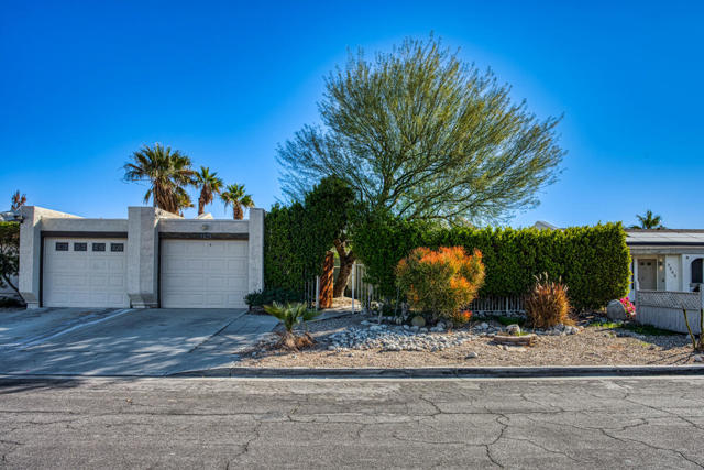 3272 N Mica Drive, Palm Springs CA: https://media.crmls.org/mediaz/24e4dcfe-6721-4a82-befb-3149fae4a22f.jpg