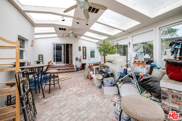 10355 Camarillo Street, Toluca Lake CA: https://media.crmls.org/mediaz/24e5e759-a3f2-42b5-96d5-3a51cdf5f5e6.jpg