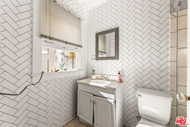 1011 N N Heliotrope Drive, Los Angeles CA: https://media.crmls.org/mediaz/24e68c1b-c661-48c7-a45b-d1e8f49eb118.jpg