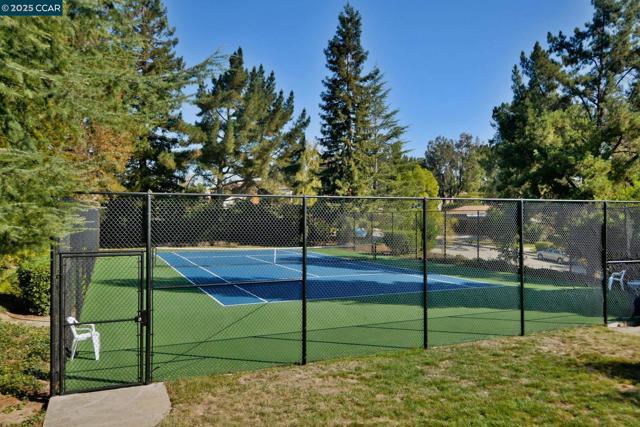 433 Ridgeview Dr, Pleasant Hill CA: https://media.crmls.org/mediaz/24e6e77d-4474-42bb-a623-9078911ab4e2.jpg