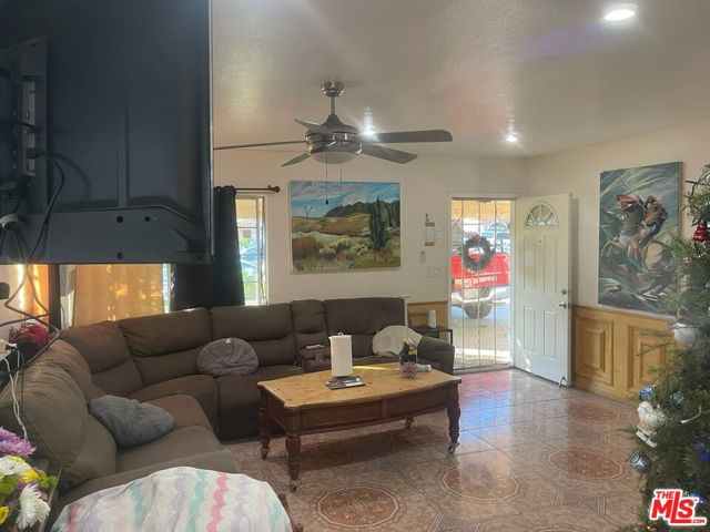 6908 Geyser Avenue, Reseda CA: https://media.crmls.org/mediaz/24e71f7b-36a2-43e5-92a7-c00098869176.jpg