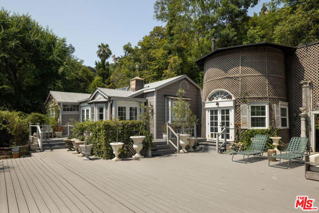 8805 Lookout Mountain Avenue, Los Angeles CA: https://media.crmls.org/mediaz/24e77aa8-9575-430e-a6dc-5942817184aa.jpg