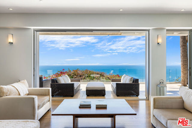 200 ARNO Way, Pacific Palisades CA: https://media.crmls.org/mediaz/24e77ea2-7576-4ad1-896b-285d2c8d1d80.jpg