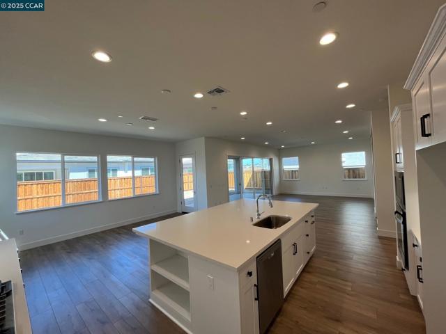 16121 Poulson Ct, Lathrop CA: https://media.crmls.org/mediaz/24e7edfa-59df-4a7c-bf15-0fd9ded9191d.jpg