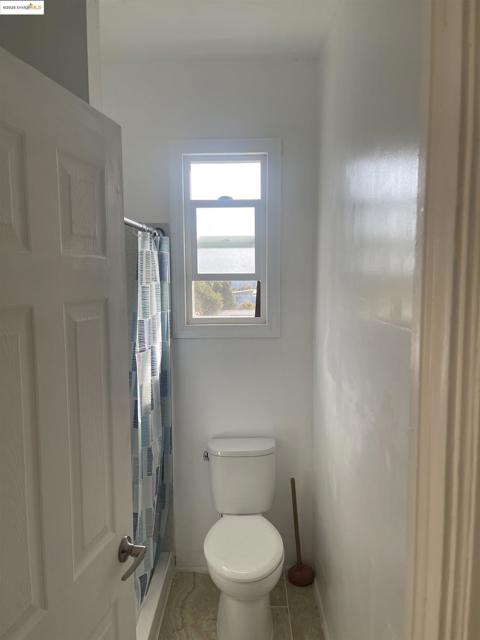 2212 17Th Ave, Oakland CA: https://media.crmls.org/mediaz/24e82468-0705-4616-bf59-ea1fc3d9c9af.jpg