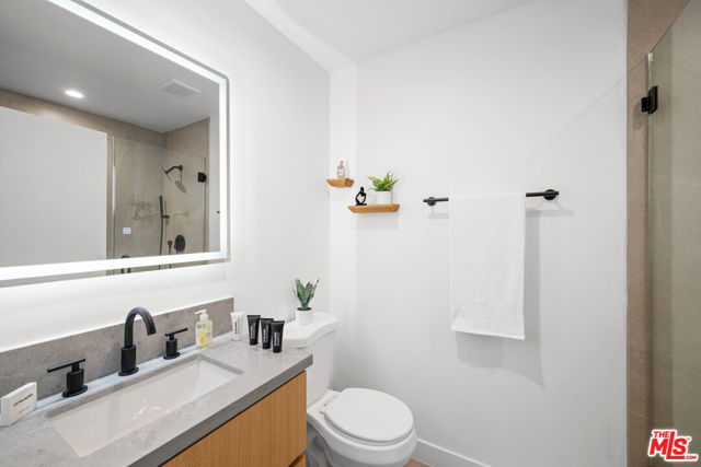 841 N Mccadden Pl, Los Angeles CA: https://media.crmls.org/mediaz/24e8fcf3-7067-45f8-9f25-ecf60f5dec28.jpg