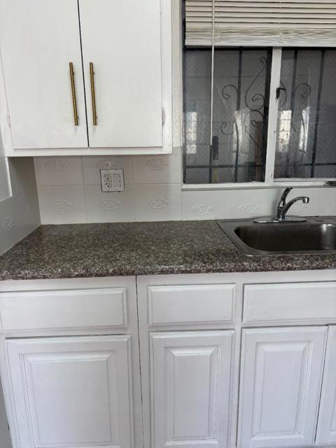3044 Market Street, Emeryville CA: https://media.crmls.org/mediaz/24e90621-c052-4646-a26c-dce06a9f17a5.jpg