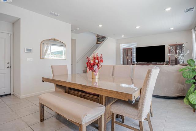 859 Helmsley Dr, Vacaville CA: https://media.crmls.org/mediaz/24e9bab2-60f9-4c8a-a69b-884a49f65214.jpg