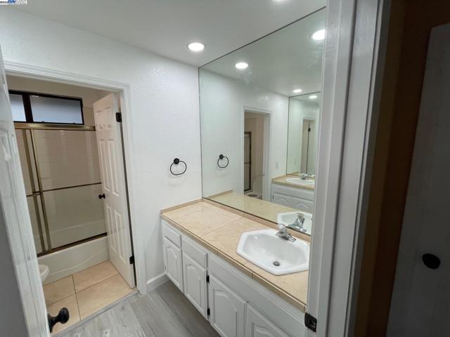 706 Widgeon St, Foster City CA: https://media.crmls.org/mediaz/24e9dca9-5bc0-472f-b3ac-fa954e650aa2.jpg