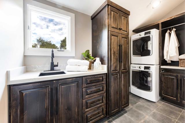 5 Oak Forest Court, Portola Valley CA: https://media.crmls.org/mediaz/24eb5e52-a394-4c8f-b213-0b579bfad8a5.jpg